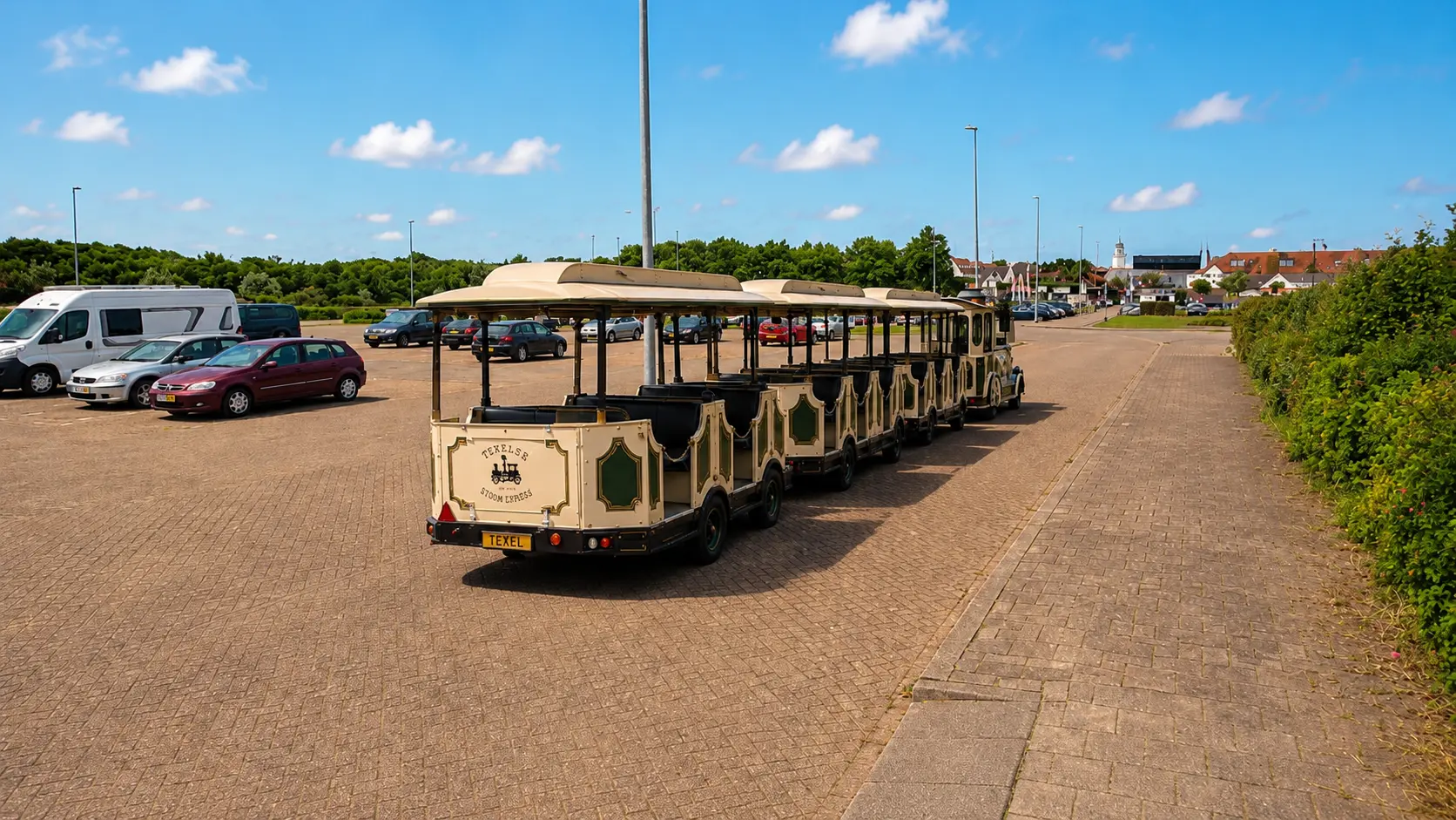 De trein wacht op vertrek op het parkeerterrein Nikadel in De Koog.
