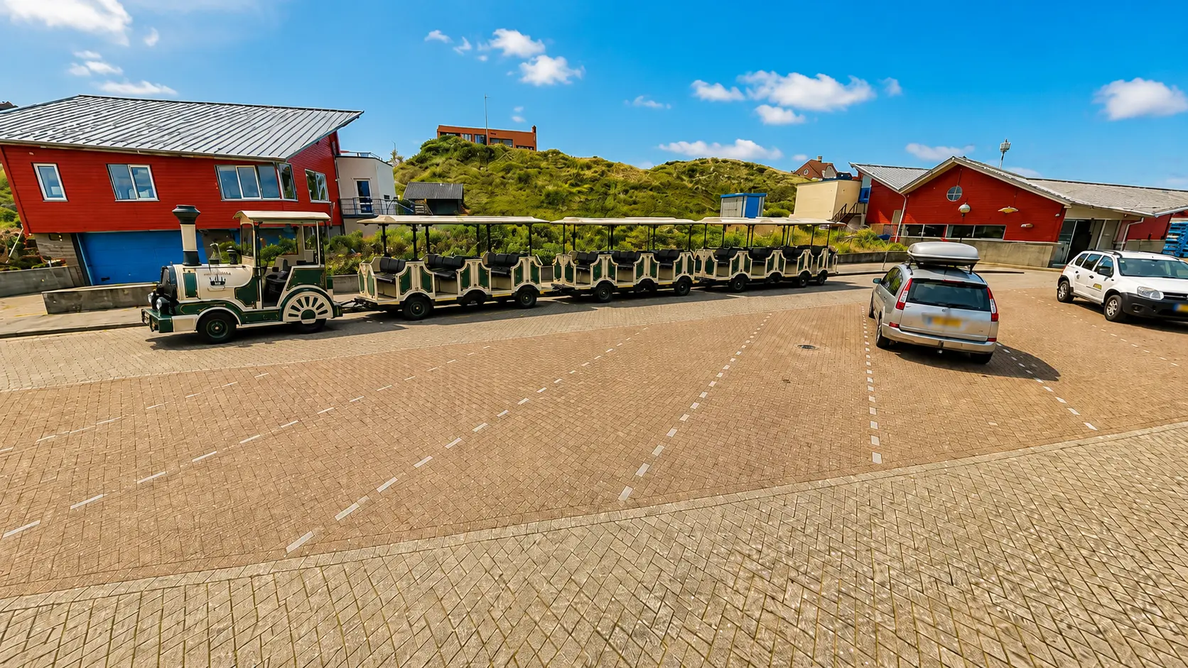 De trein staat klaar bij halte Kogerstrand.